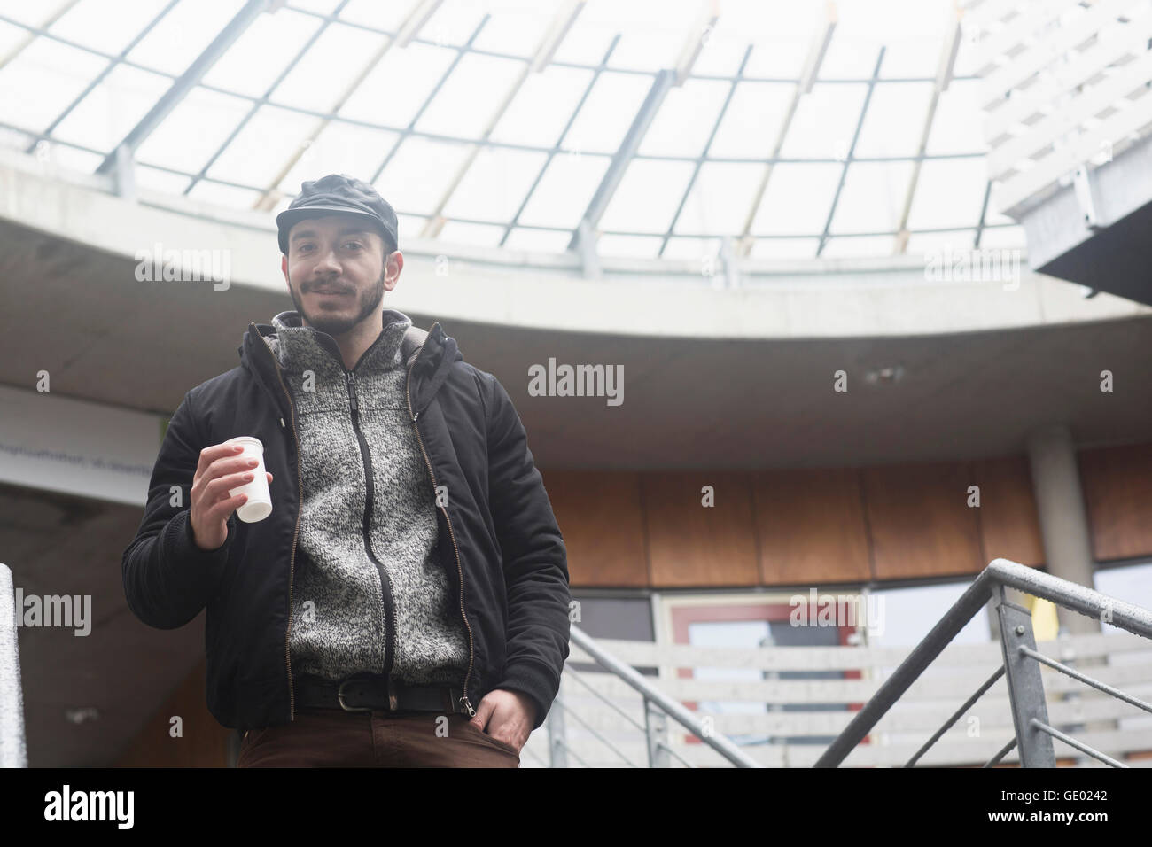 Portrait of a Mid adult man drinking coffee, Freiburg im Breisgau, Bade-Wurtemberg, Allemagne Banque D'Images