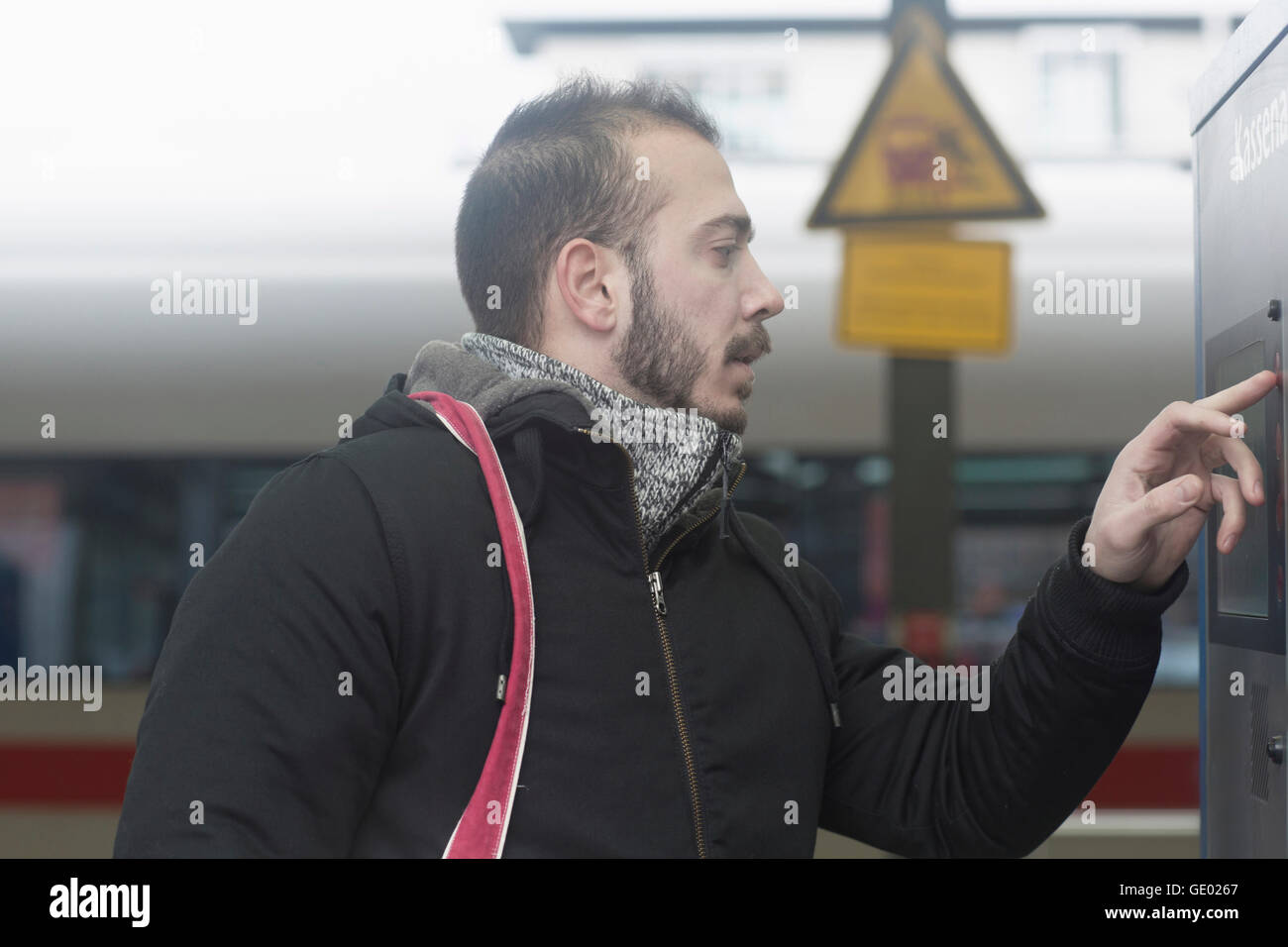 L'achat de billets des passagers de la gare, Freiburg im Breisgau, Bade-Wurtemberg, Allemagne Banque D'Images