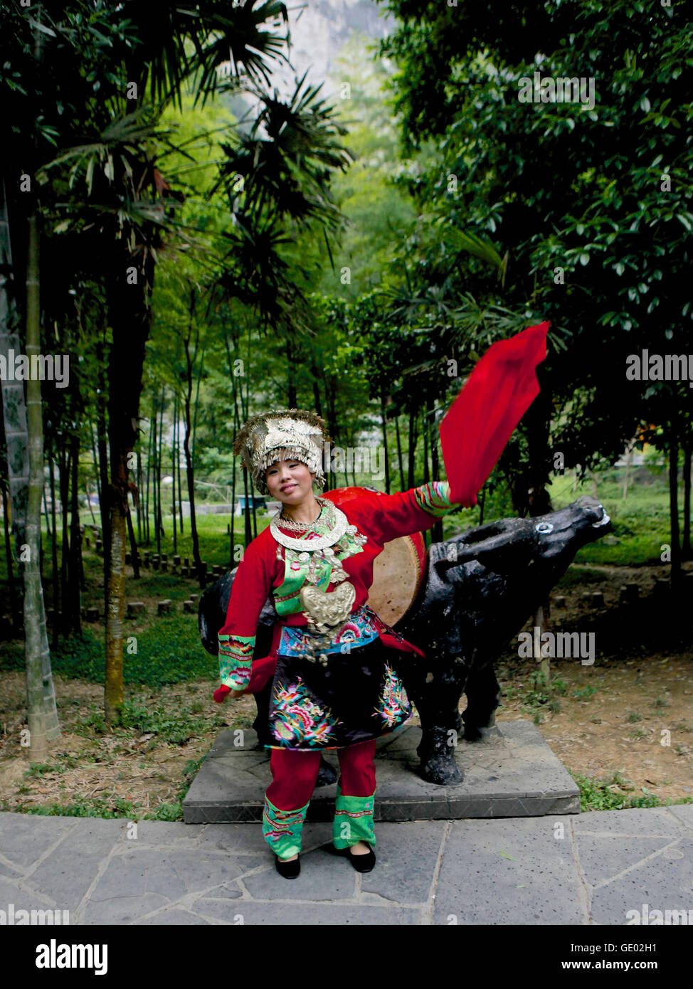 Femme dansant dans Denghan Village Miao Banque D'Images