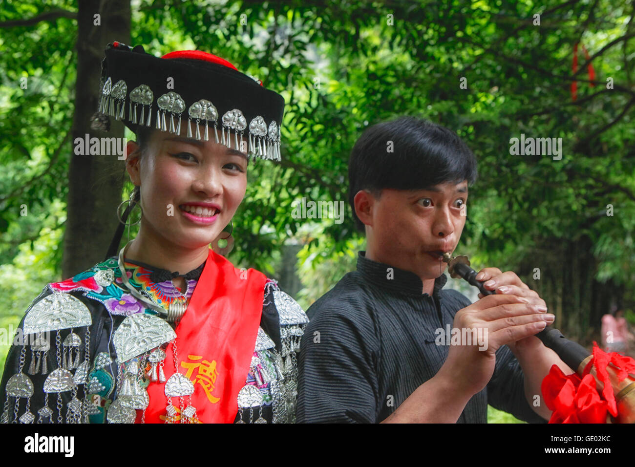 Homme jouant de la flûte et Miao woman smiling Banque D'Images