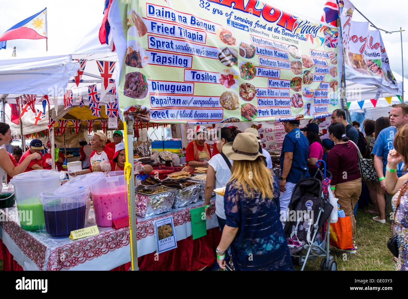 Un étal vendant de l'alimentation de rue traditionnels philippins à la Barrio Fiesta 2016 à Londres. Banque D'Images