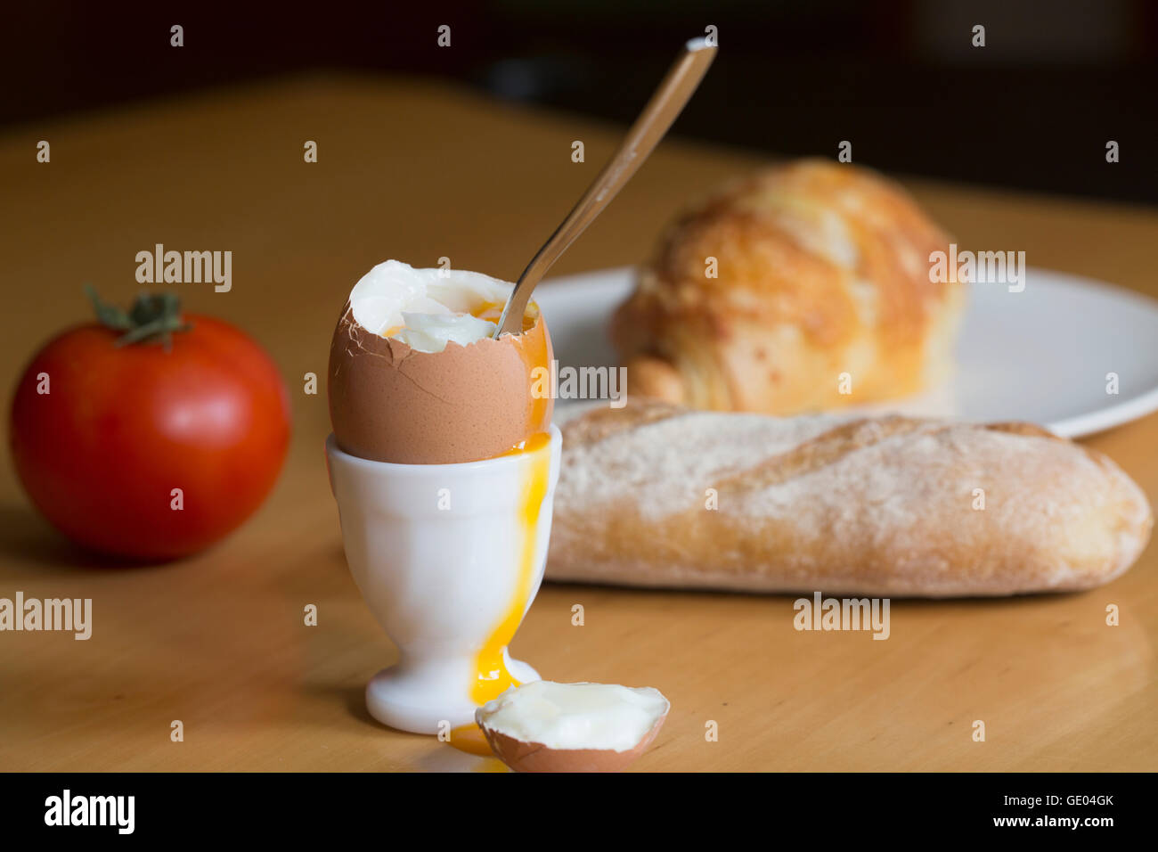La moitié oeuf dur sur egg cup, Freiburg im Breisgau, Bade-Wurtemberg, Allemagne Banque D'Images