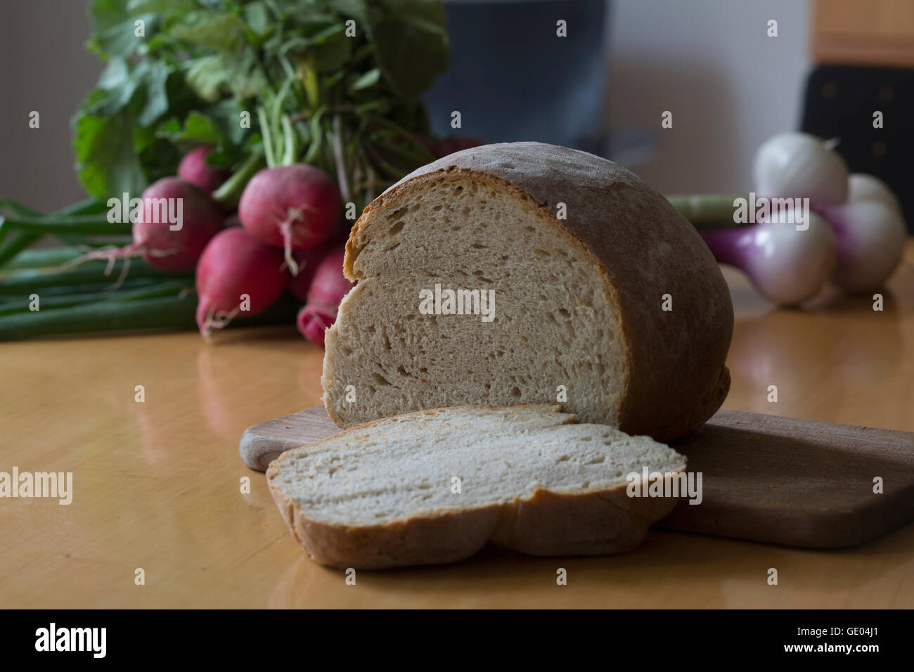 Close-up de pain et de légumes coupés en deux sur la table, Freiburg im Breisgau, Bade-Wurtemberg, Allemagne Banque D'Images