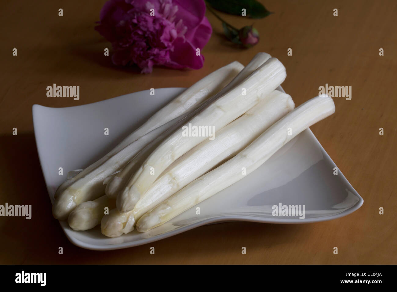 Les asperges blanches pelées dans la plaque sur la table, Freiburg im Breisgau, Bade-Wurtemberg, Allemagne Banque D'Images