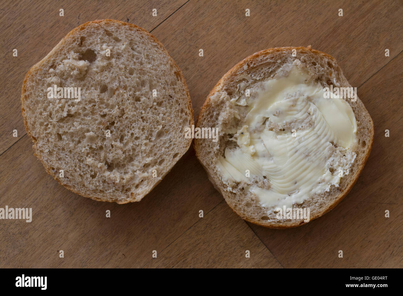 Du pain avec du beurre sur un seul pain et lisse sur l'autre Banque D'Images
