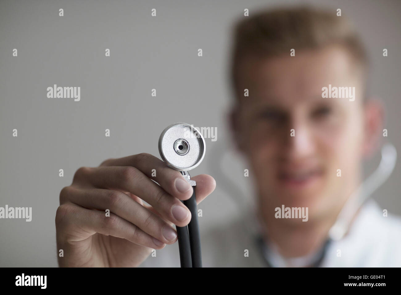 Young doctor holding stethoscope, Freiburg im Breisgau, Bade-Wurtemberg, Allemagne Banque D'Images