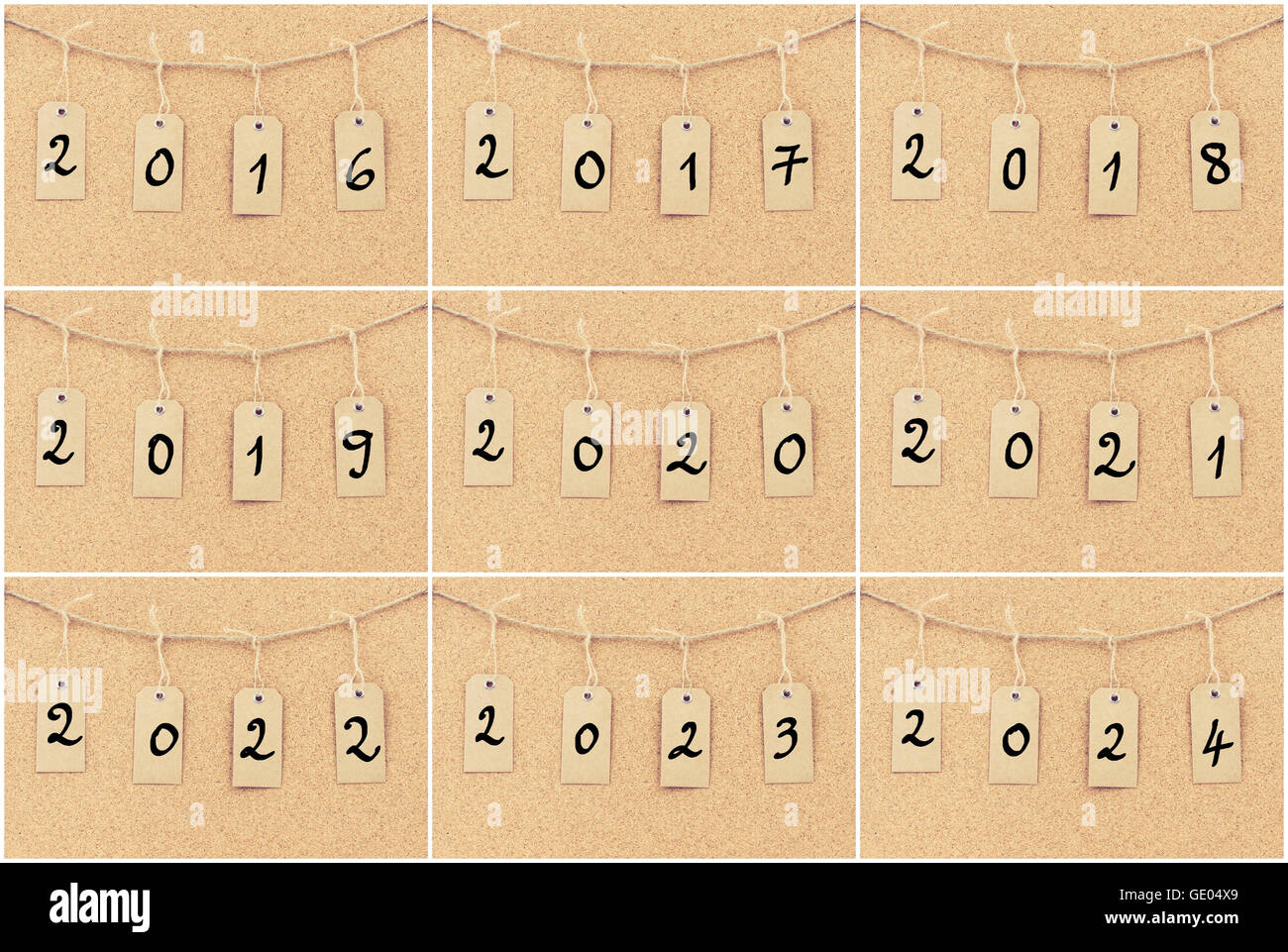 Photo Collage de vintage grunge tags avec des années de 2016 à 2024. Sur les numéros de chaîne corde sur panneau de liège texture background Banque D'Images