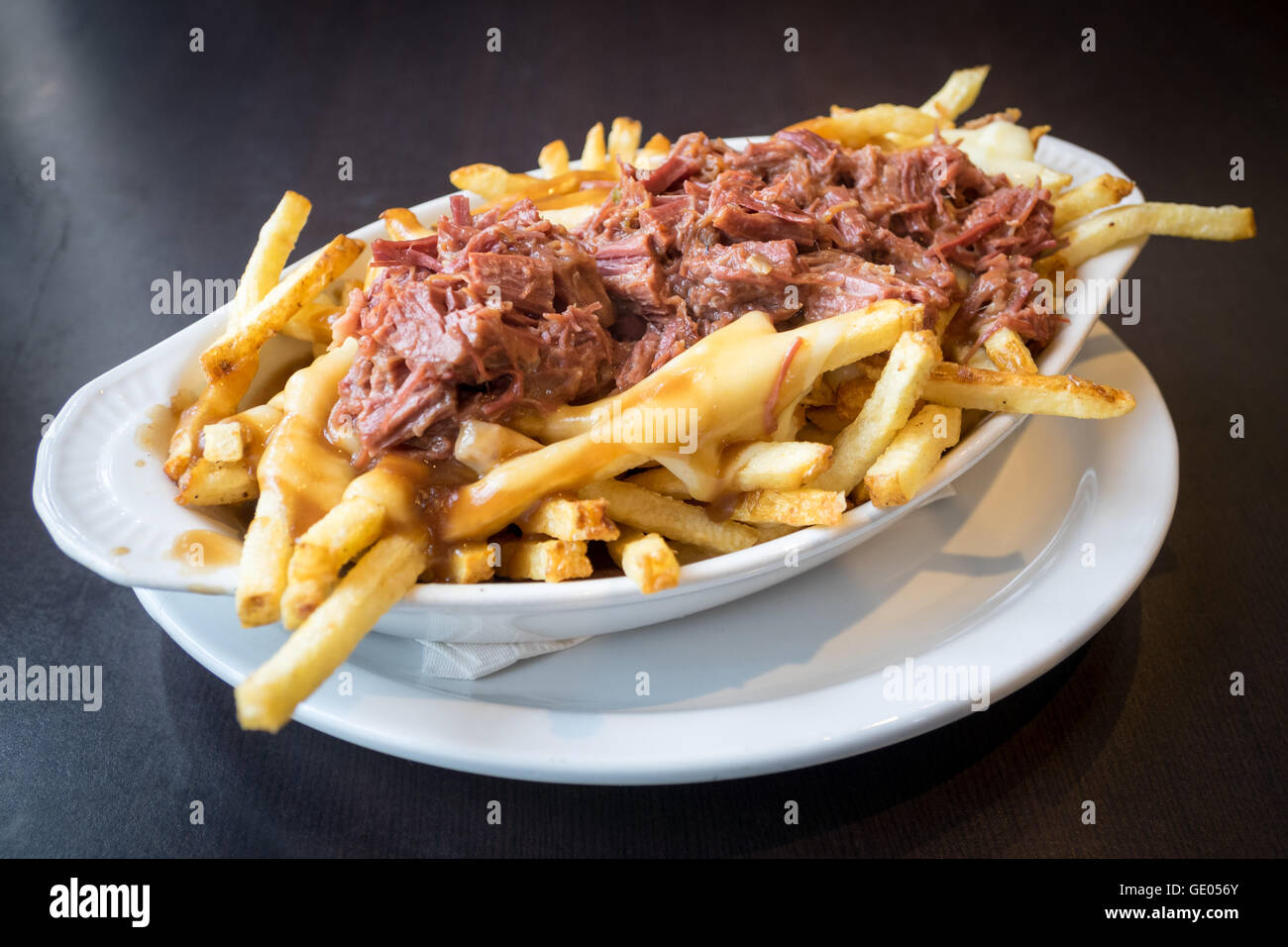 Un copieux plat de poutine de poitrine de boeuf de diner en milieu urbain à Edmonton, Alberta, Canada. Banque D'Images