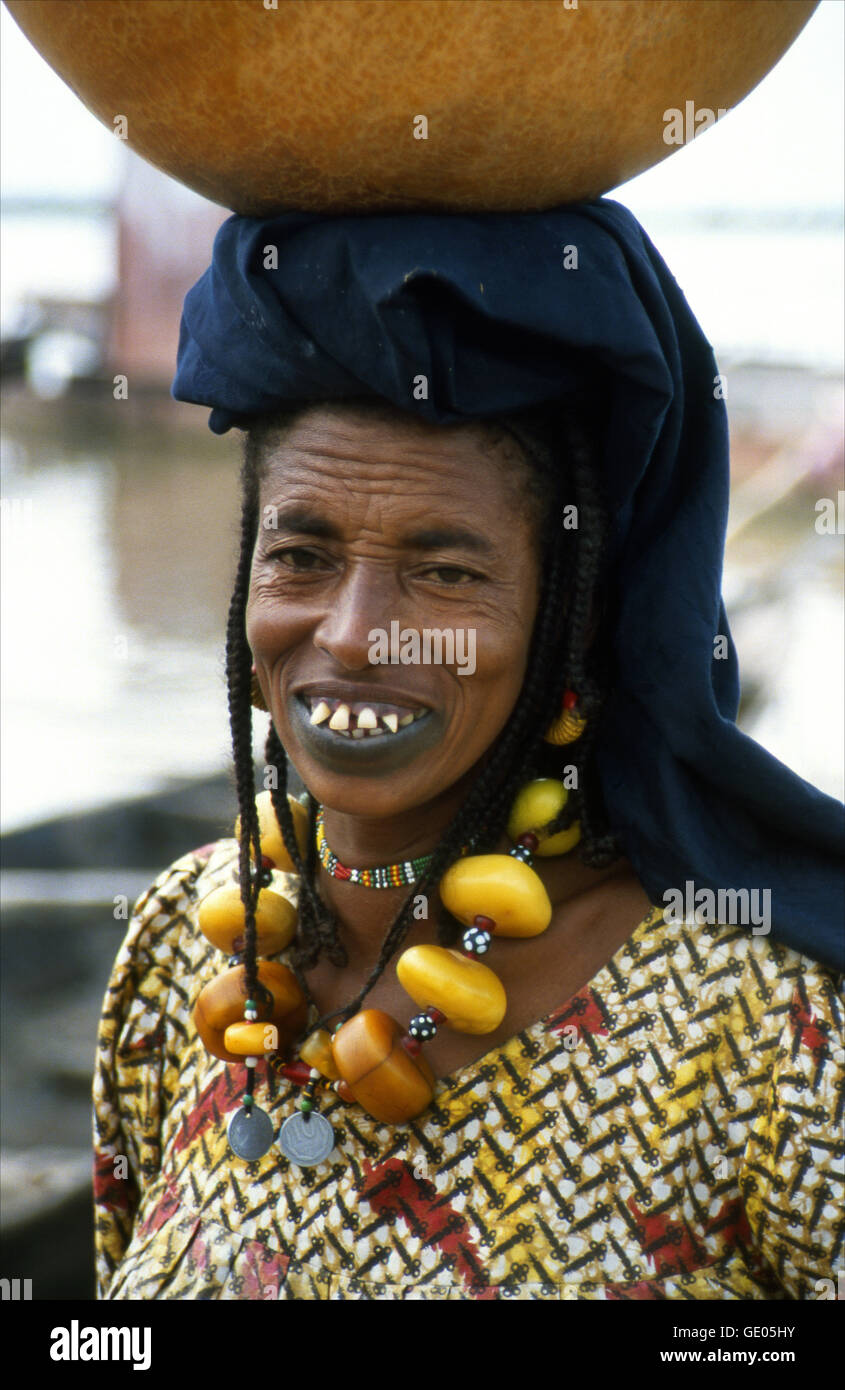 Femme peul portant des perles d'ambre antique à Ségou, Mali - Afrique de  l'Ouest Photo Stock - Alamy