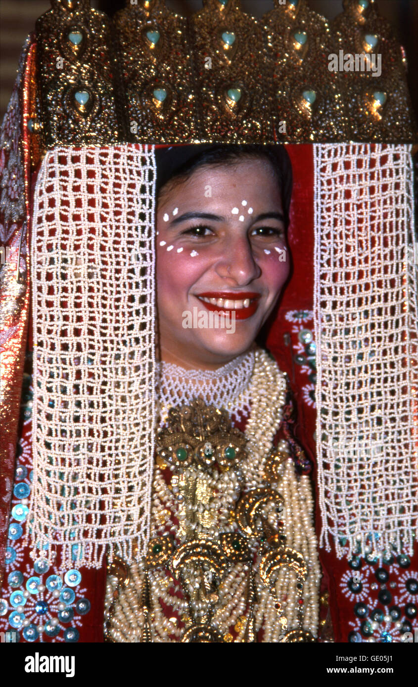 Une jeune mariée marocaine en tenue traditionnelle à Marrakech, Maroc. Banque D'Images