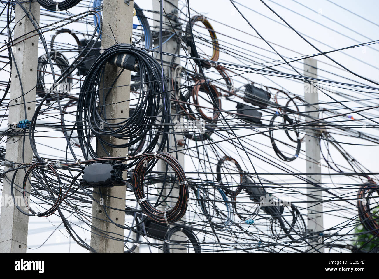 Les câbles électriques en désordre sur perche Banque D'Images