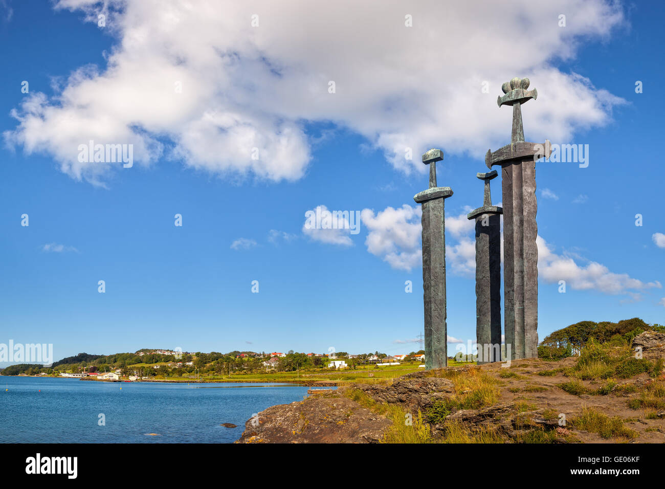 Trois grandes épées debout sur la colline comme mémoire de la bataille de Hafrsfjord en l'an 872 à Stavanger, Norvège. Banque D'Images
