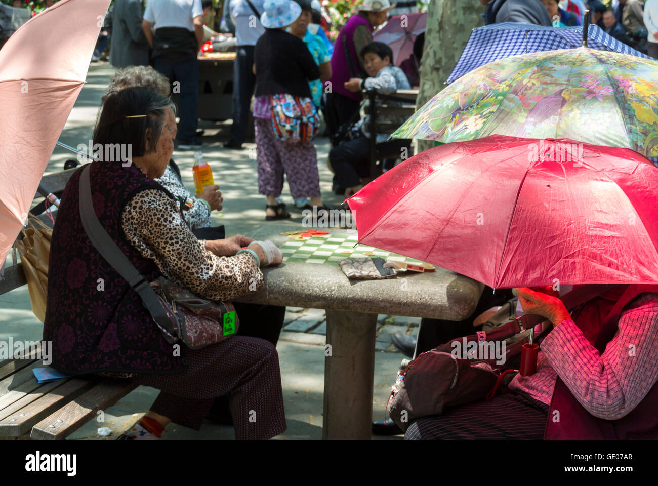 New York, NY, USA, groupe de personnes âgées femmes chinoises jouant aux échecs dans un parc à Chinatown, quartier de Manhattan, avec parasols Banque D'Images