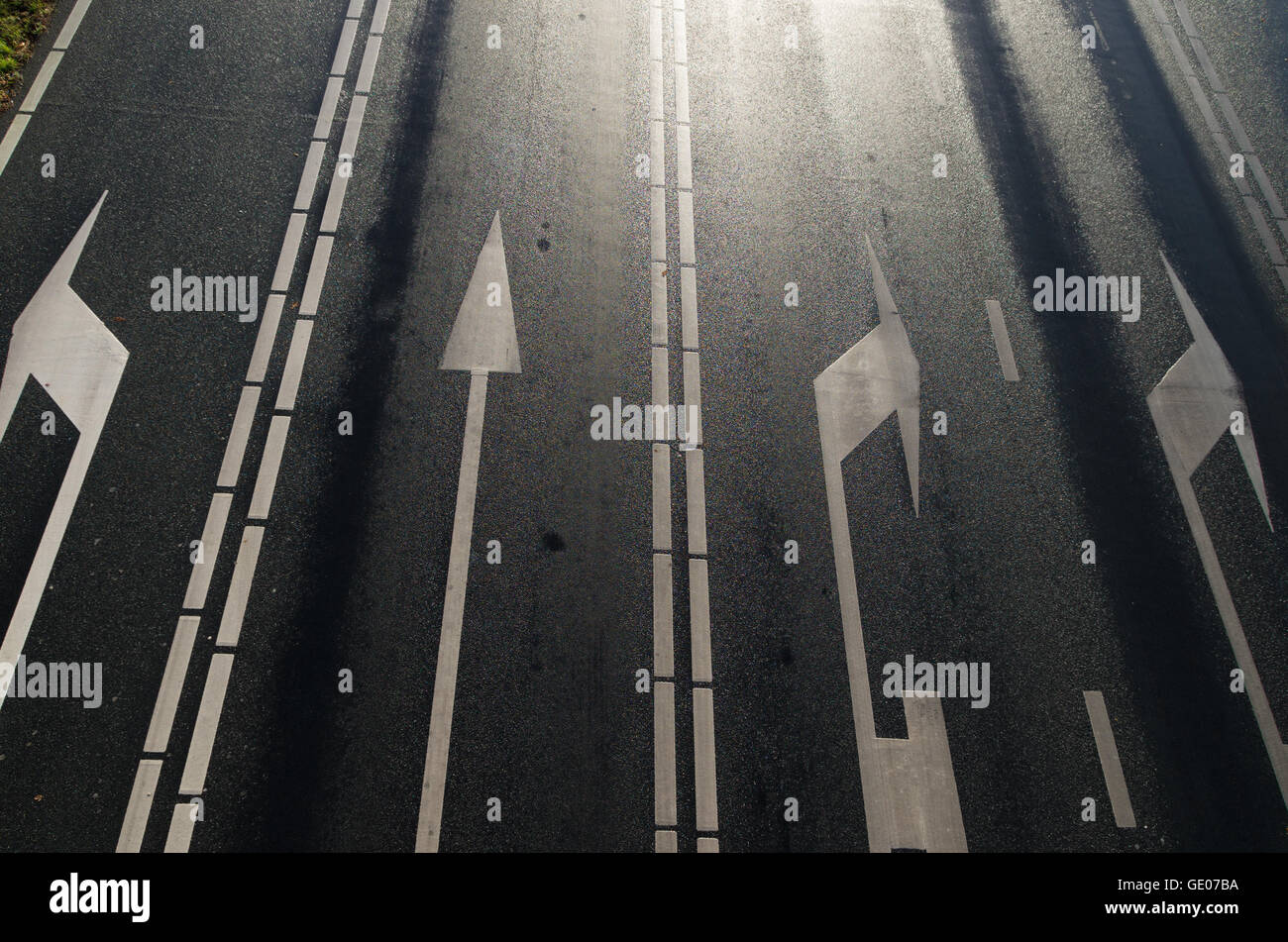 Point de vue élevé sur une route asphaltée, avec flèches blanches Banque D'Images