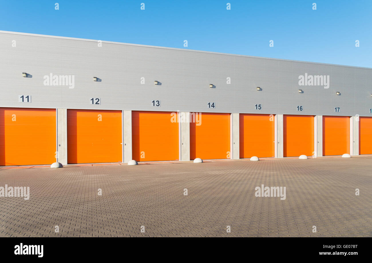 Extérieur d'un entrepôt commercial avec Orange portes à rouleaux Banque D'Images