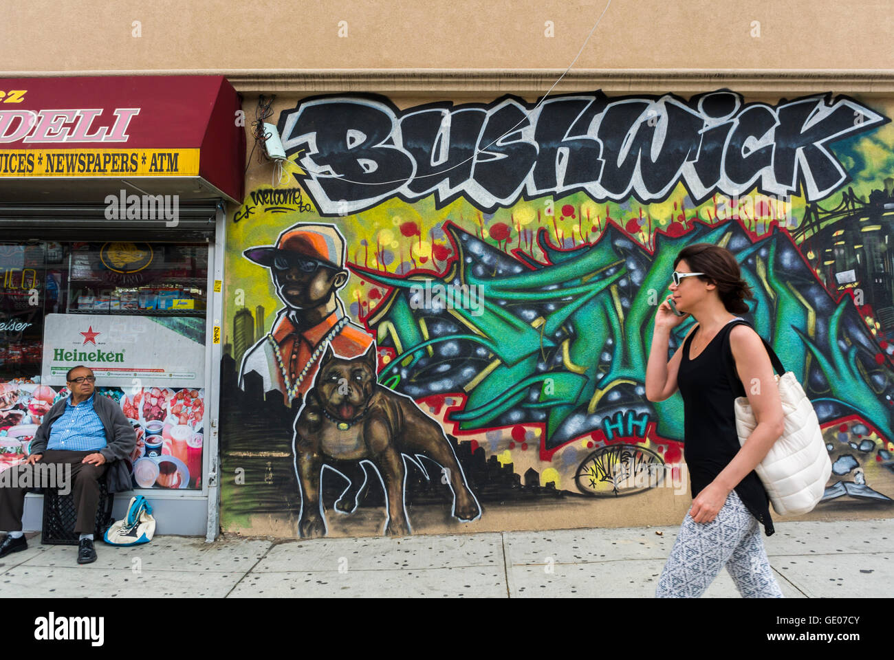 New York City, NY, USA, les Américains à Brooklyn, quartier Bushwick, femme téléphone nyc public, marcher, parler sur smartphone, Store Front Street Art, ambiance art public New york City coloré, grafitti brooklyn art 21ème siècle Banque D'Images