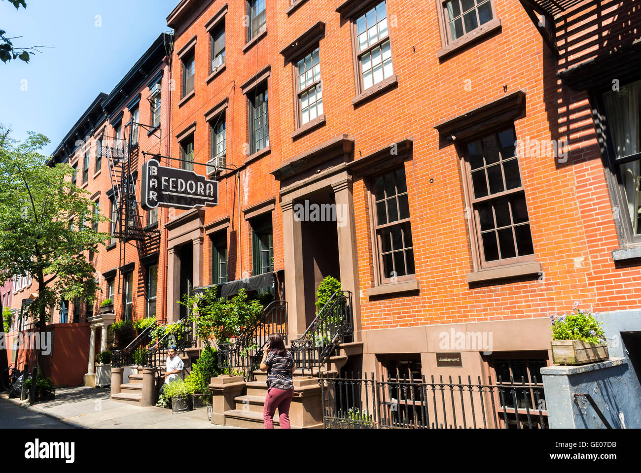 New York City, NY, États-Unis, maisons de ville Brownstone dans le quartier de Greenwich Village, Manhattan, scène de rue, bâtiments de la ville, quartier riche états-unis, logement, immeubles New-yorkais, marché locatif New York Banque D'Images