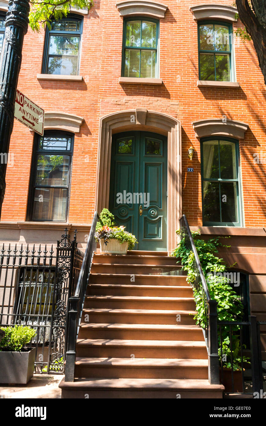 New York City, NY, États-Unis, quartier de Greenwich Village, Manhattan, Maisons en pierre brune Bâtiment de la maison de ville marches avant et porte Banque D'Images