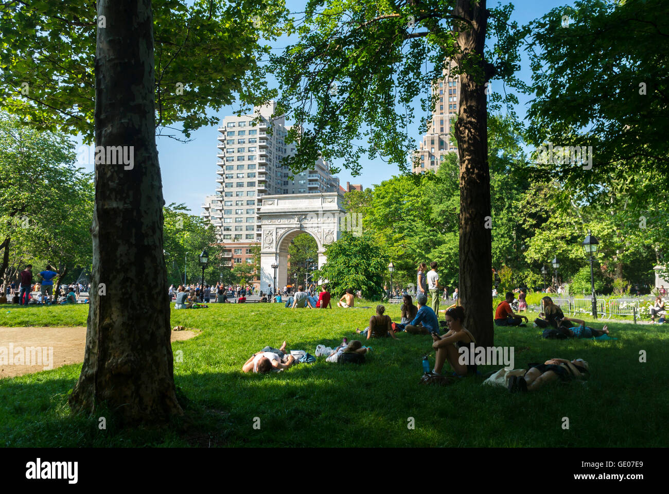 New York City, NY, États-Unis, grande foule de gens se détendant dans le quartier de Greenwich Village, Manhattan, Washington Square Park, NYU, New York University New York quartier de New York, étudiants dans le parc Banque D'Images