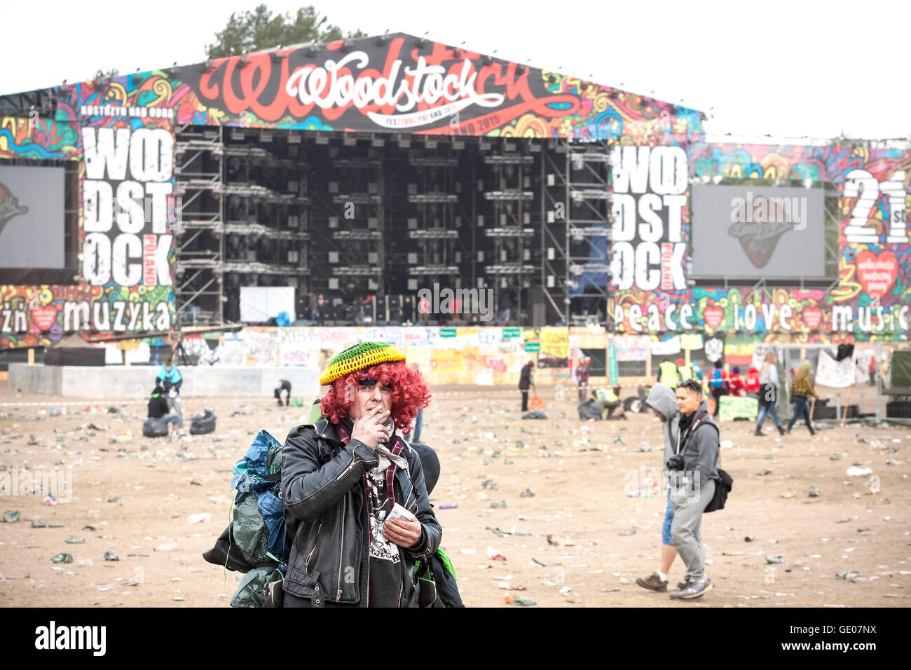 Ventilateur Woodstock debout devant la scène principale du Festival de Woodstock le 21 Pologne Banque D'Images
