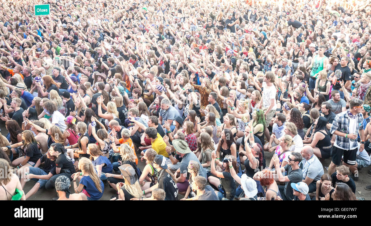 Les gens applaudissent pendant les concerts du Festival de Woodstock le 21 Pologne. Banque D'Images