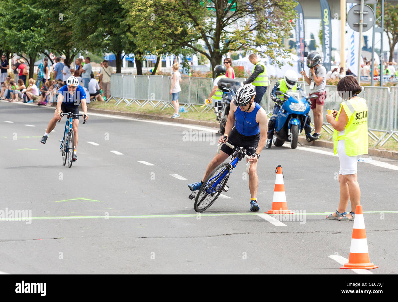 SZCZECIN, POLOGNE - Juillet 06, 2014 : les triathlètes d'atteindre la zone de transition pendant le premier triathlon course. Banque D'Images