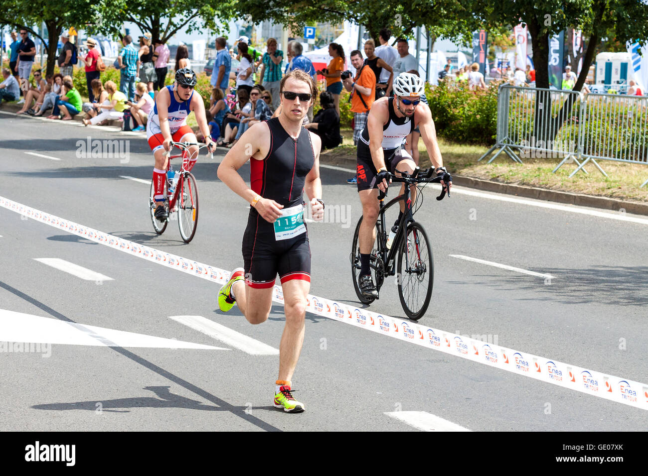 SZCZECIN, POLOGNE - Juillet 06, 2014 : Runner et les cyclistes pendant le premier triathlon course. Banque D'Images