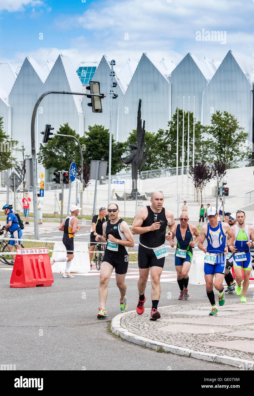 SZCZECIN, POLOGNE - Juillet 06, 2014 : triathlètes dans la rue pendant le premier triathlon course. Banque D'Images