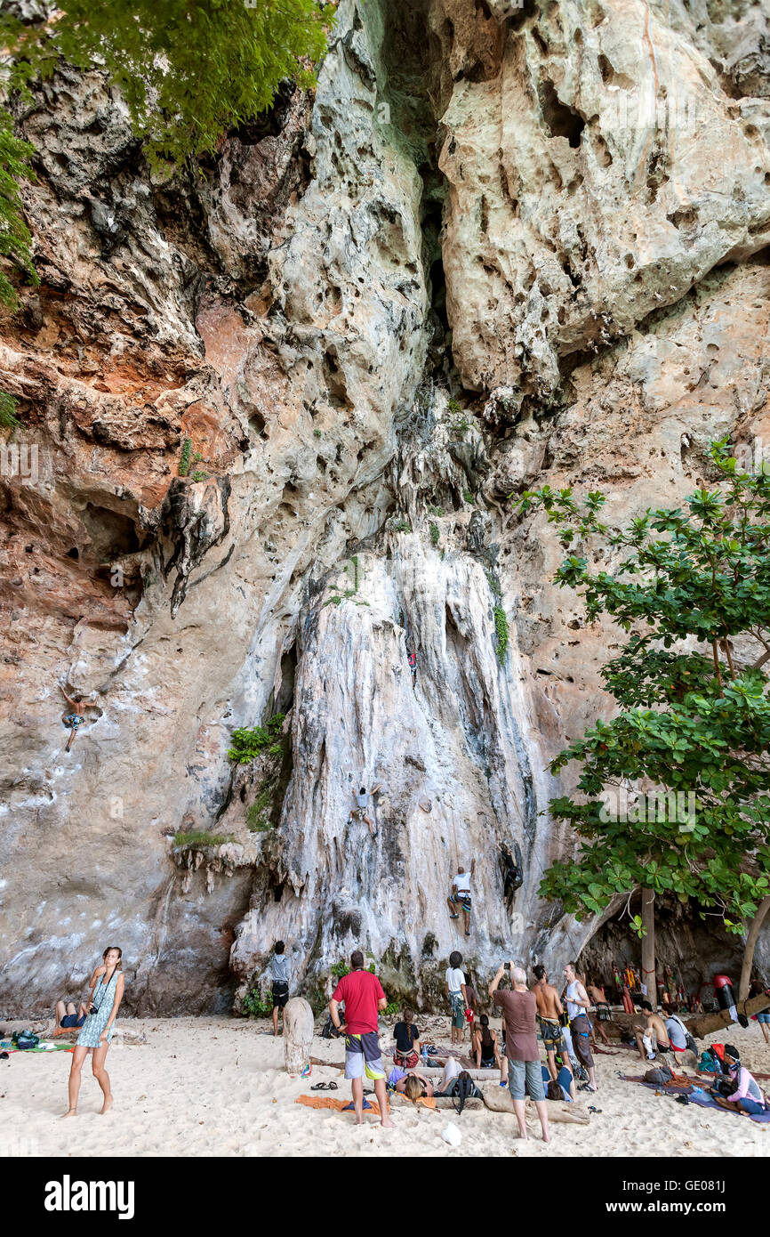 Des alpinistes et des touristes sur Railay beach. Banque D'Images
