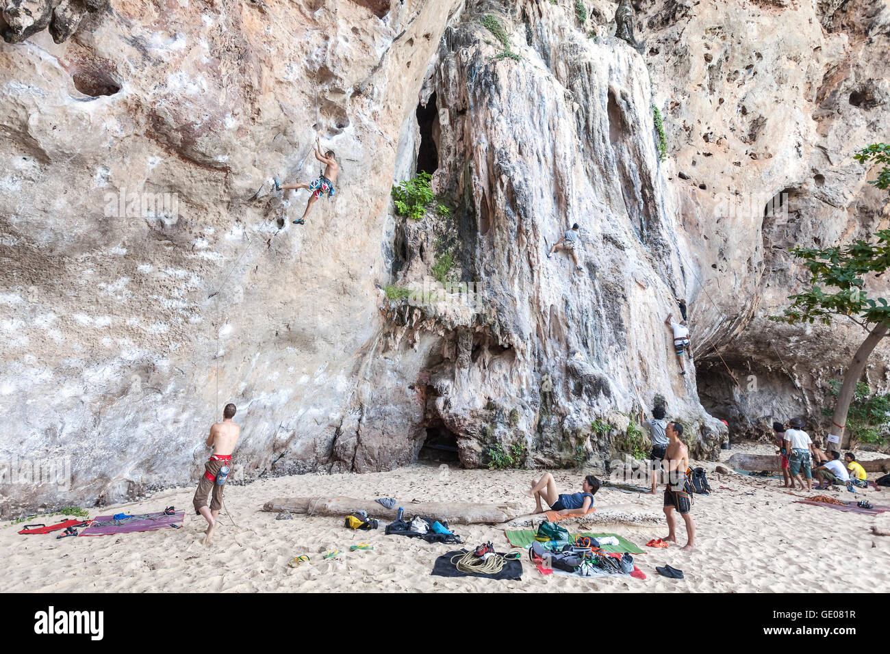 Des alpinistes et des touristes sur Railay beach. Banque D'Images
