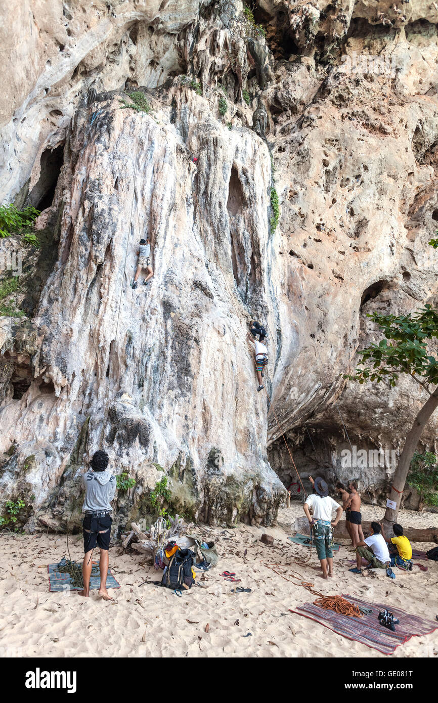 Des alpinistes et des touristes sur Railay beach. Banque D'Images