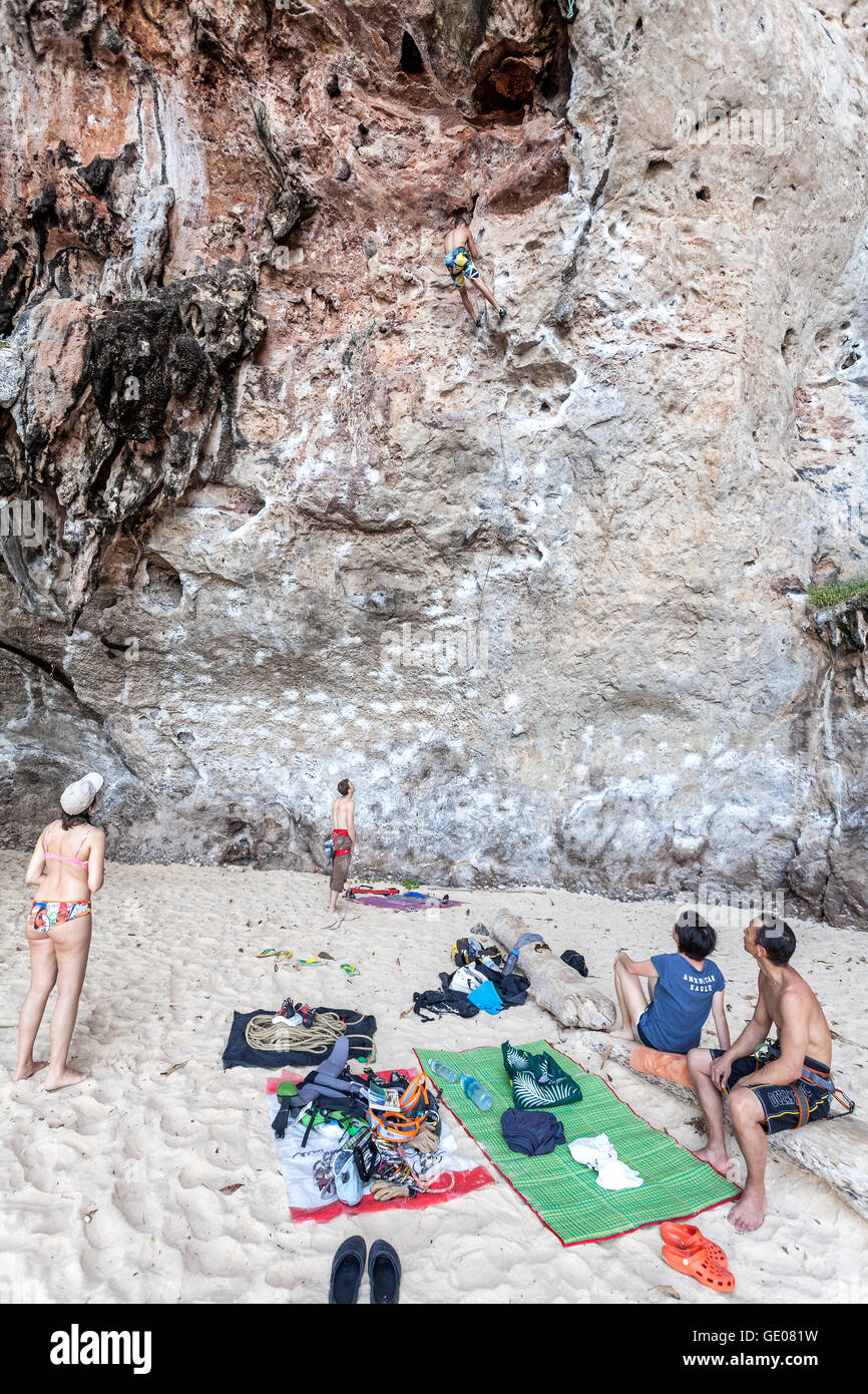 Des alpinistes et des touristes sur Railay beach. Banque D'Images