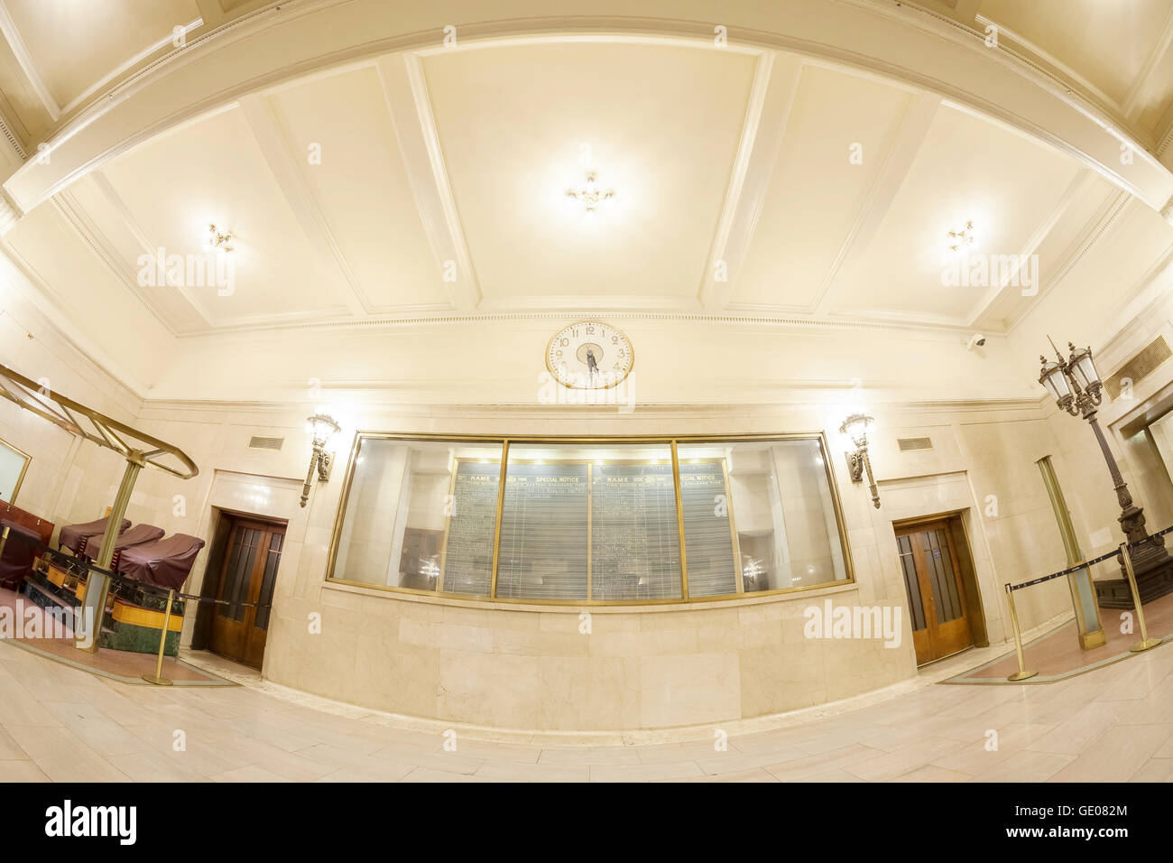 Objectif Fisheye photo de Grand Central Terminal intérieur avec calendrier. Banque D'Images