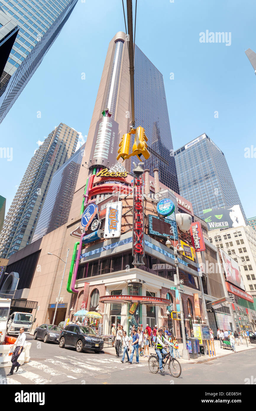 New York, USA - 17 août 2015 : les publicités en couleur sur un bâtiment situé à l'angle de Broadway et West 48th Street. Banque D'Images