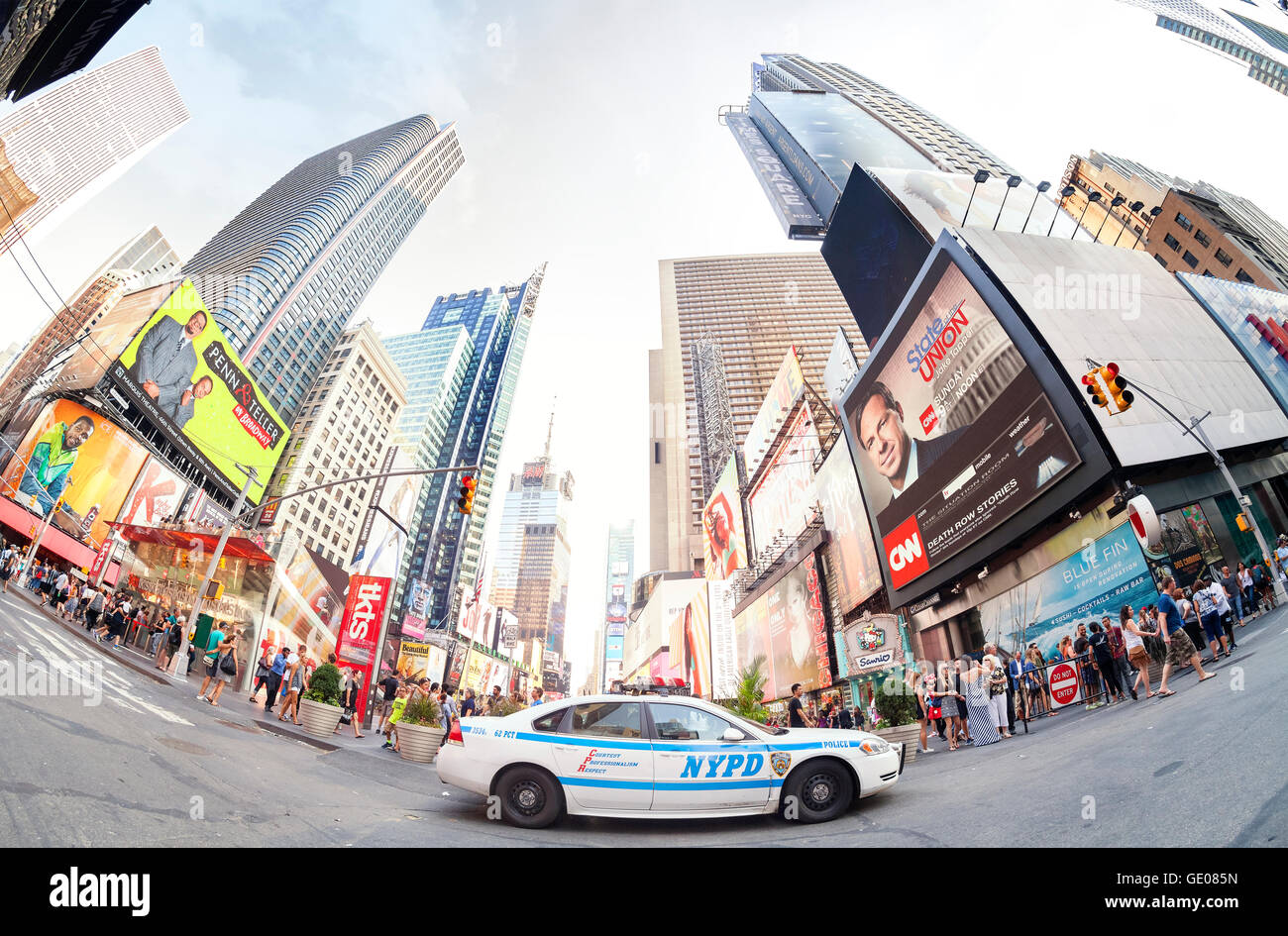Objectif Fisheye photo d'une voiture de patrouille de la police stationnée au Times Square. Banque D'Images