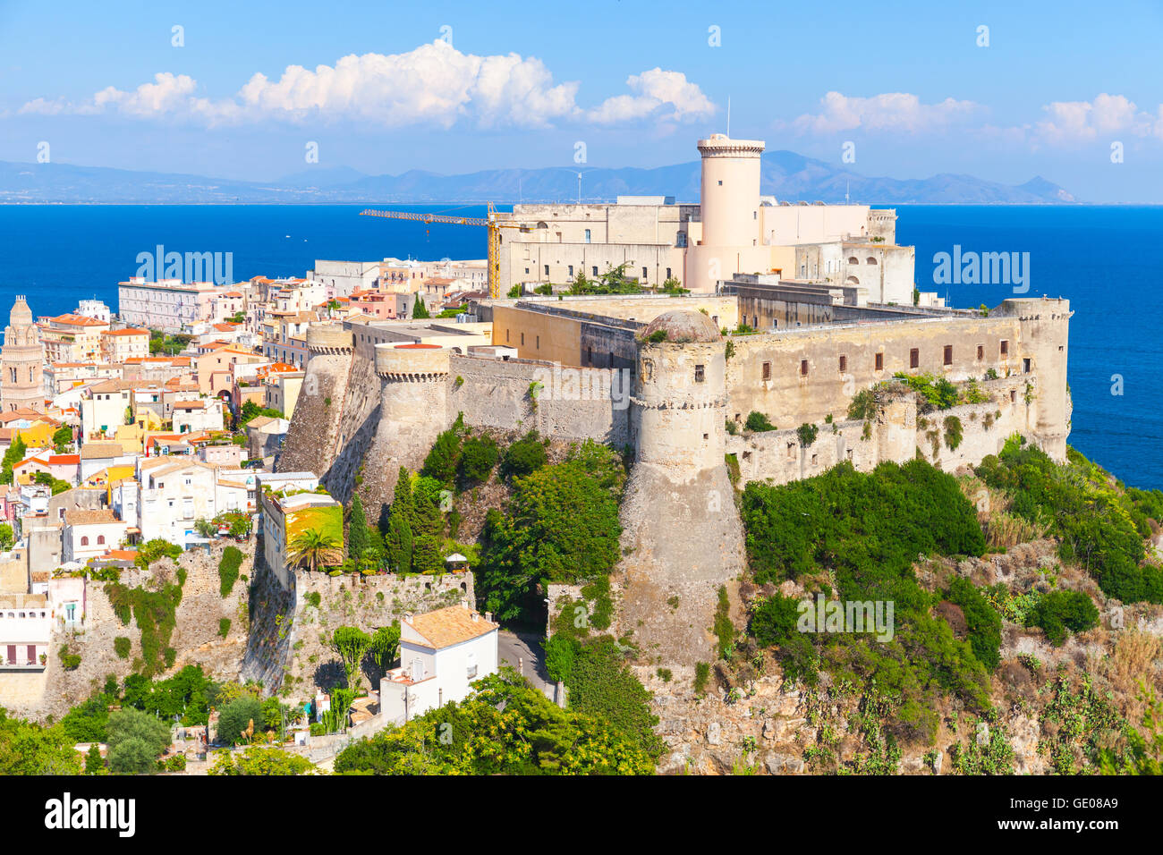 Paysage côtier avec la vieille ville sur la colline de Gaeta, Italie Banque D'Images