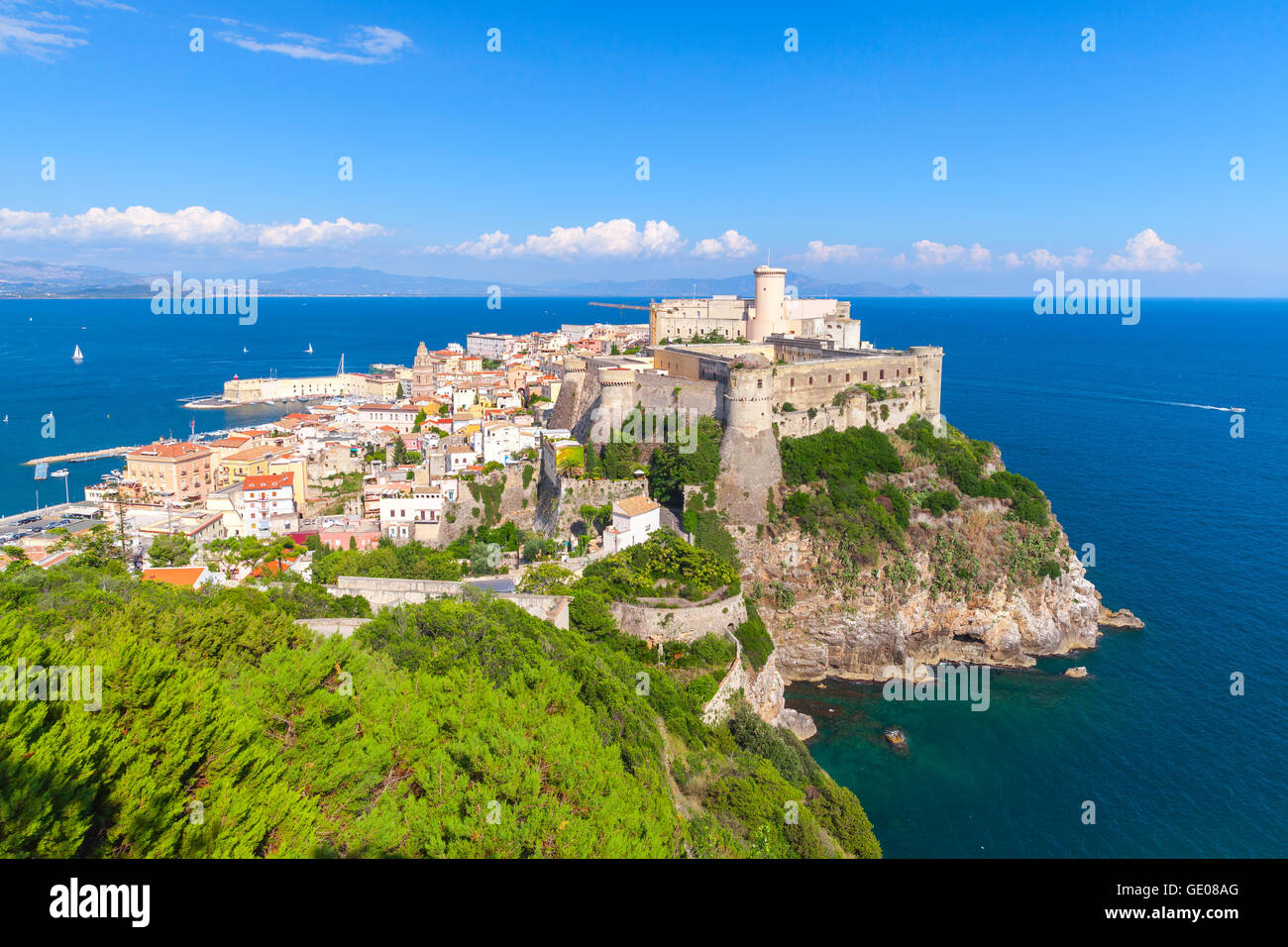 Paysage côtier avec la vieille ville de Gaeta, Italie Banque D'Images