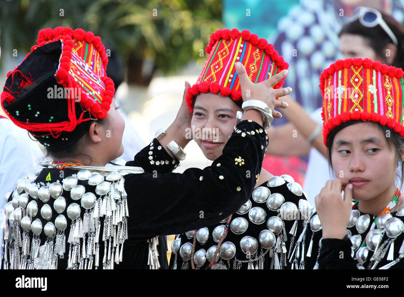 Les birmanes non identifiés la préparation de costumes d'un spectacle pendant le Festival Manaw 07 Janvier, 2010. Banque D'Images