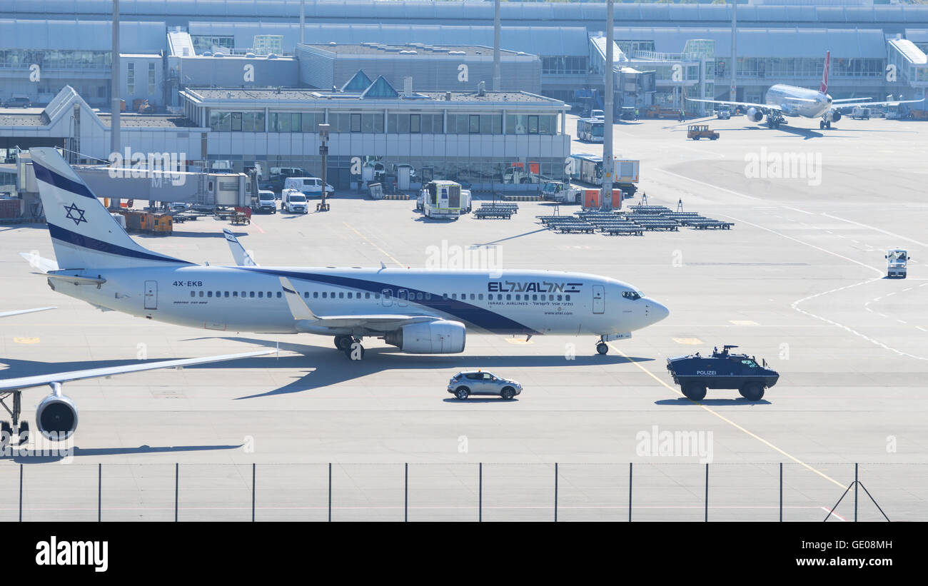Véhicule blindé de la police armée antiterroriste assure des mesures de défense attaque israélienne pour l'aéroport de Munich en avion El-Al Banque D'Images