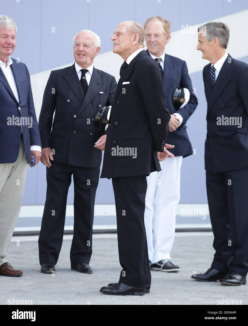 Le duc d'Édimbourg arrivent pour une visite de son challenger de l'America's Cup BAR Land Rover, à Portsmouth. Banque D'Images