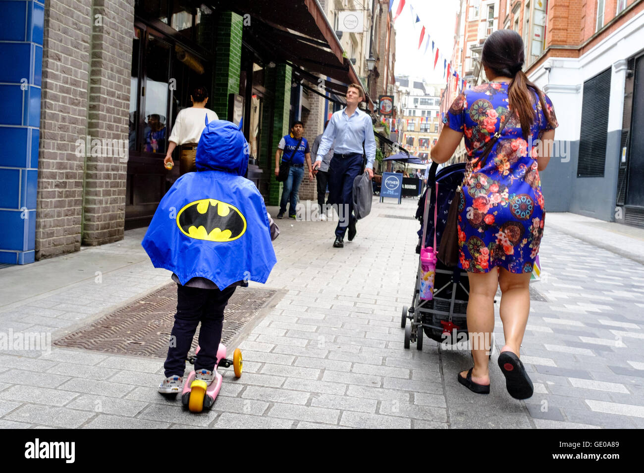 Accompanied by her mother in Banque de photographies et d'images à haute  résolution - Alamy