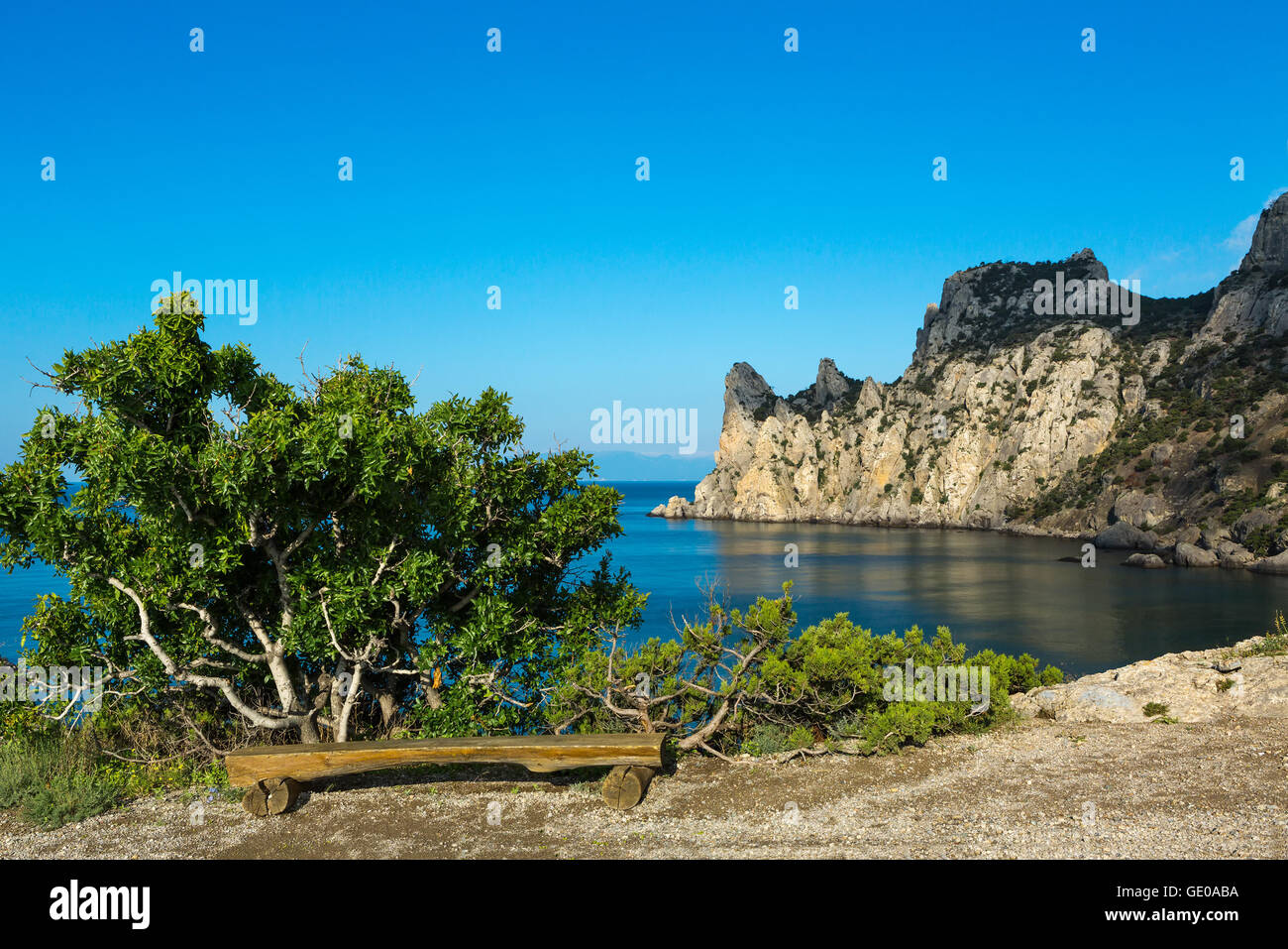 Avis de Blue Bay et le mont Karaul-Oba. Montagnes en Crimée à la mer Noire. Banque D'Images