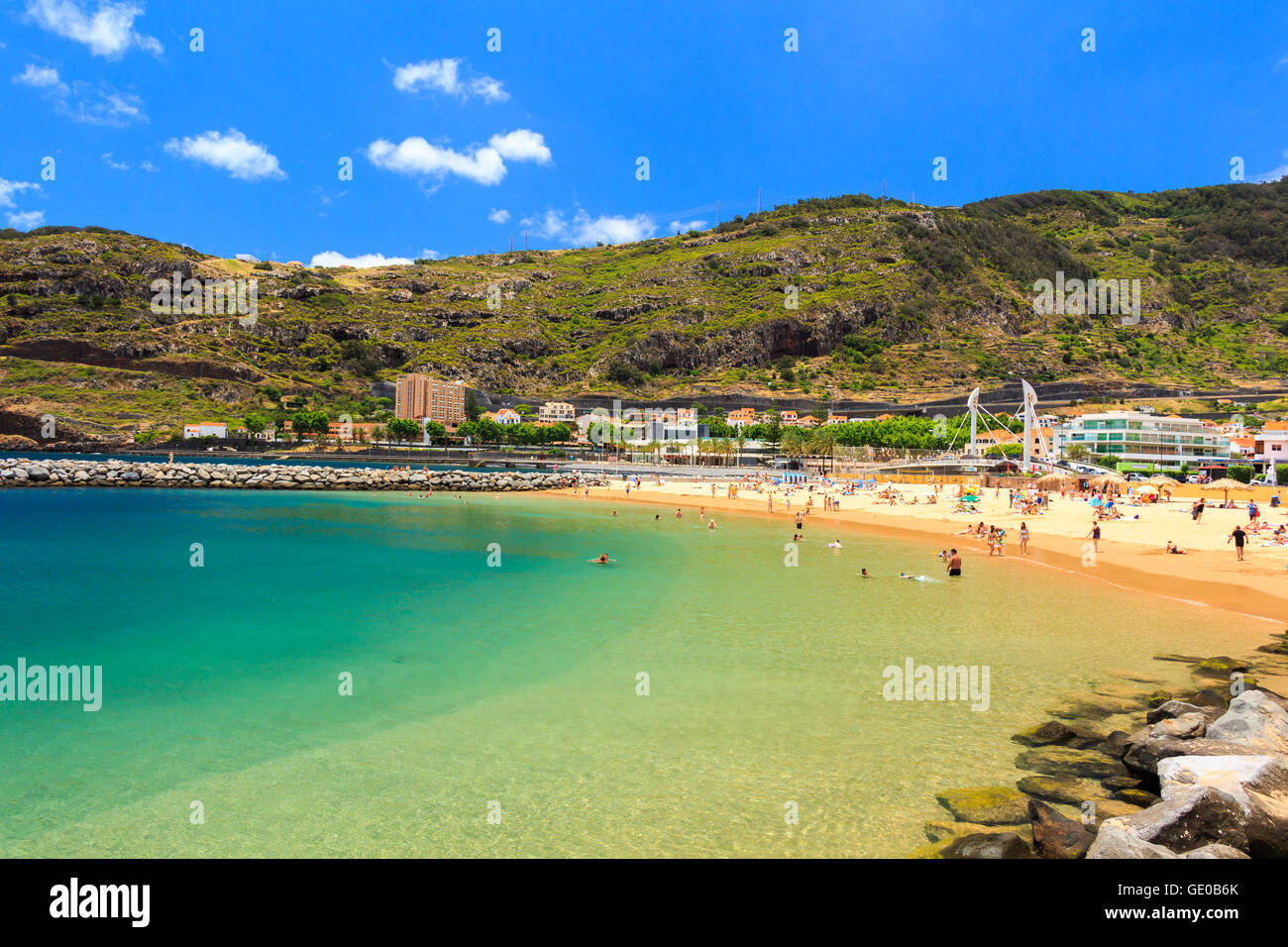 Plage sur la baie de Machico, l'île de Madère, Portugal ...