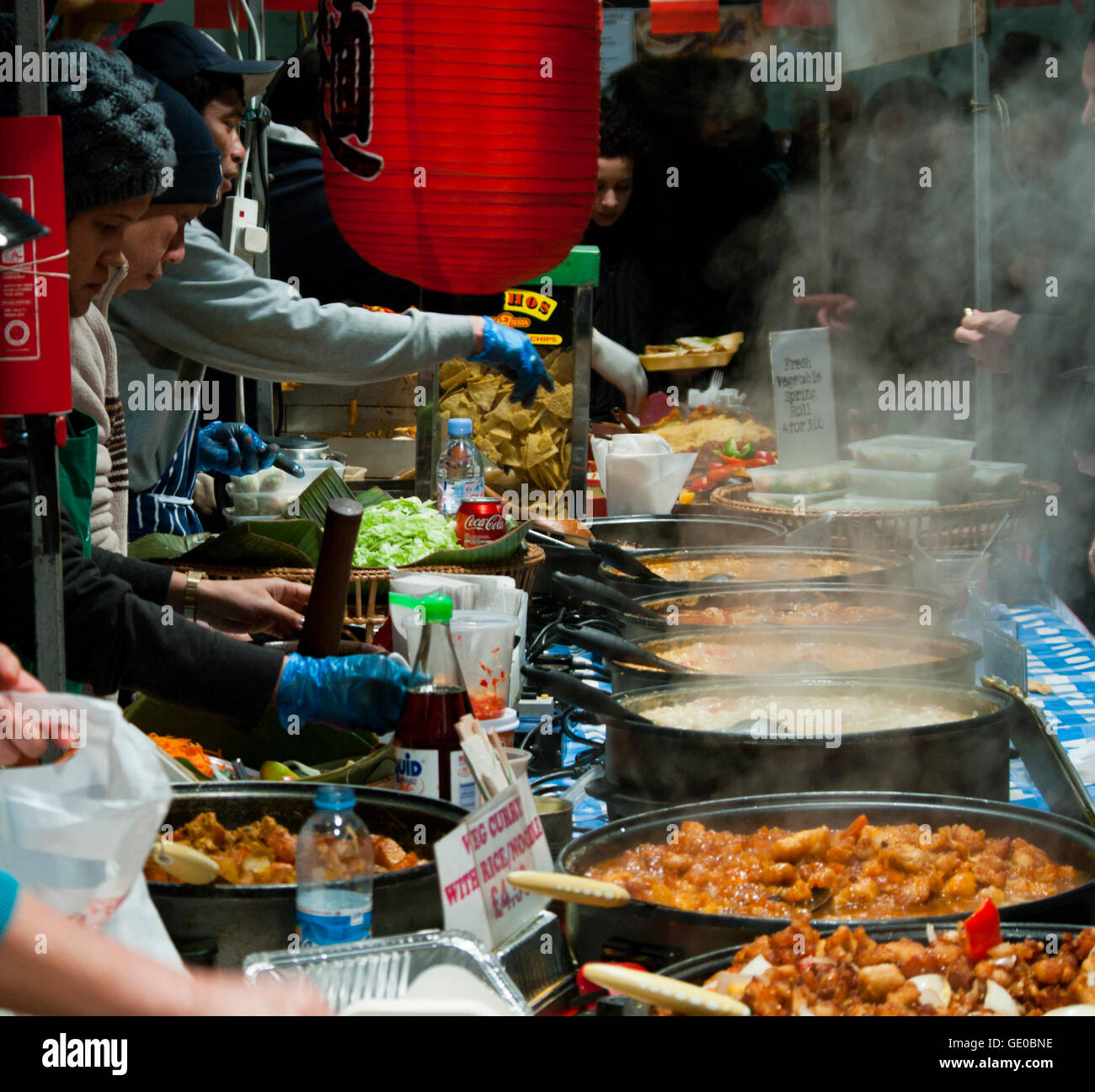 Des stands de nourriture de rue dans un marché de Londres Banque D'Images