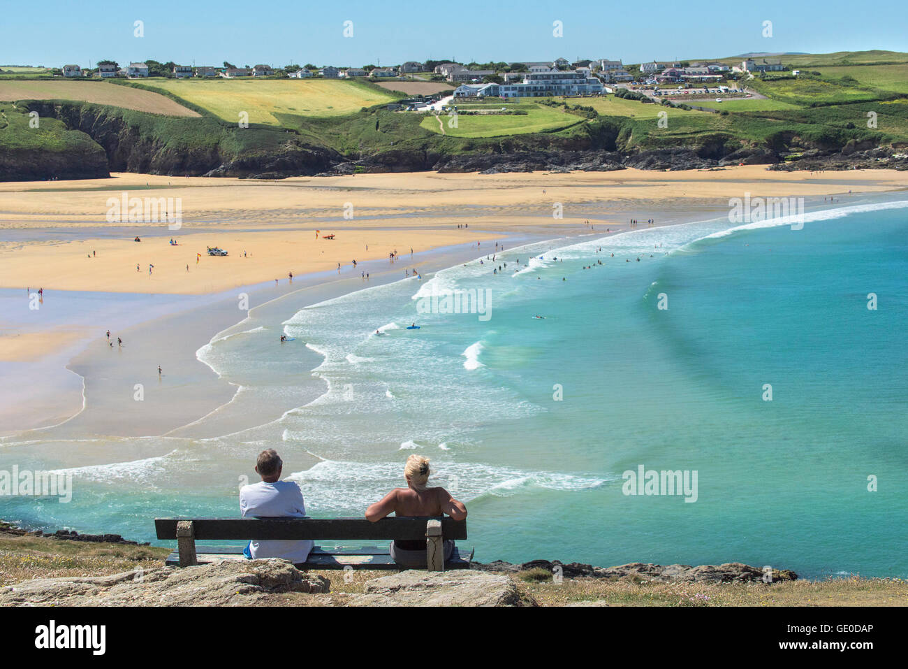 Les touristes se détendent sur un banc donnant sur Crantock Beach à Newquay, Cornwall. Banque D'Images