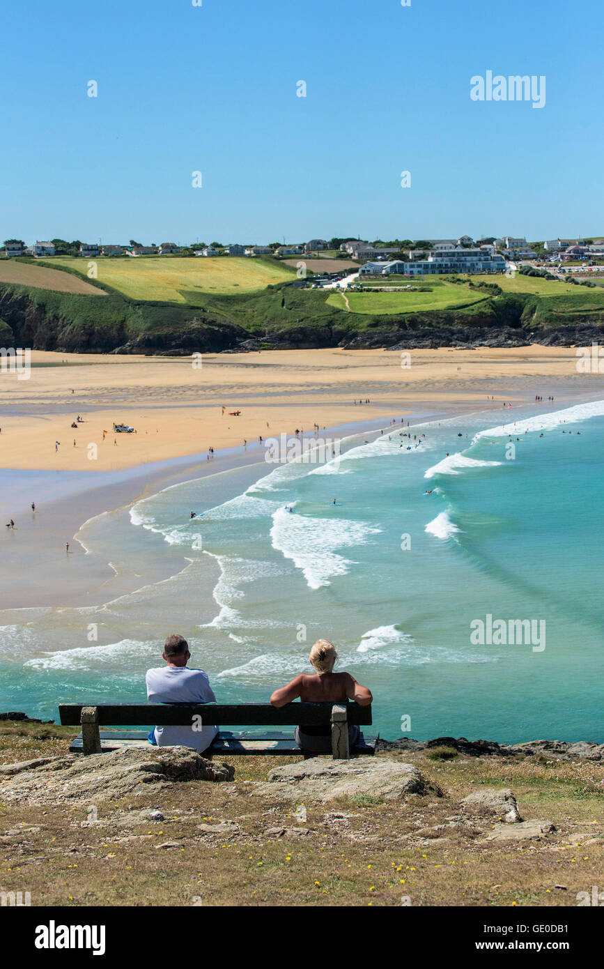 Les touristes se détendre sur un banc avec vue sur la plage de Crantock primé à Newquay Cornwall UK. Banque D'Images