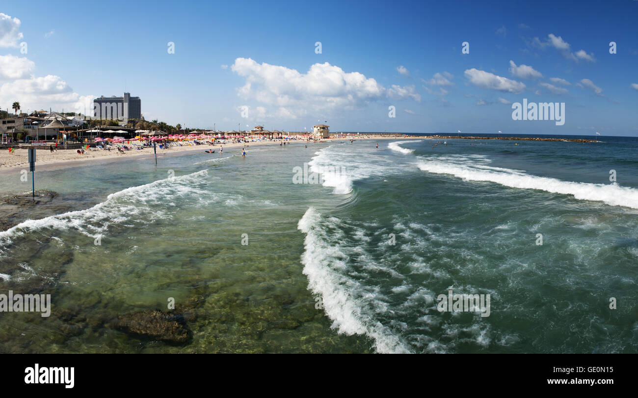 Tel Aviv, Israël : vue panoramique de la Méditerranée et de la plage Metzitzim, une famille friendly bay près de Tel Aviv Port Banque D'Images