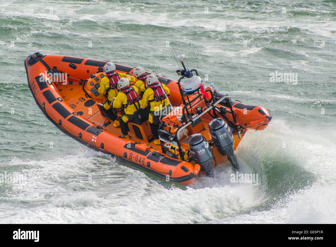 Portsmouth RNLI Lifeboat côtière de l'Atlantique, 85 Norma 'T' à la vitesse dans le Solent off Portsmouth le 21 juillet 2016. Banque D'Images