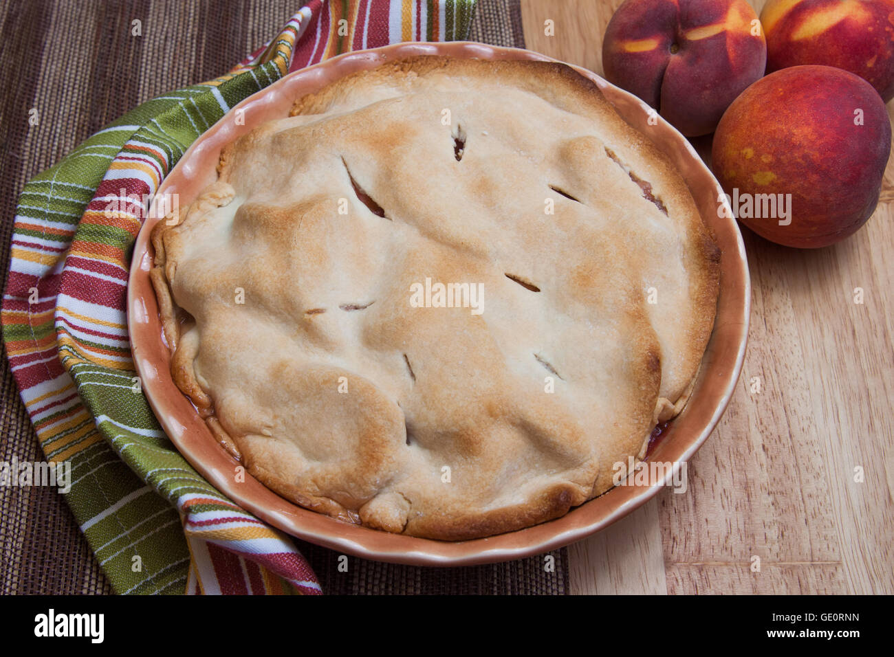 Une tarte aux pêches repose sur un comptoir frais hors du four. Banque D'Images
