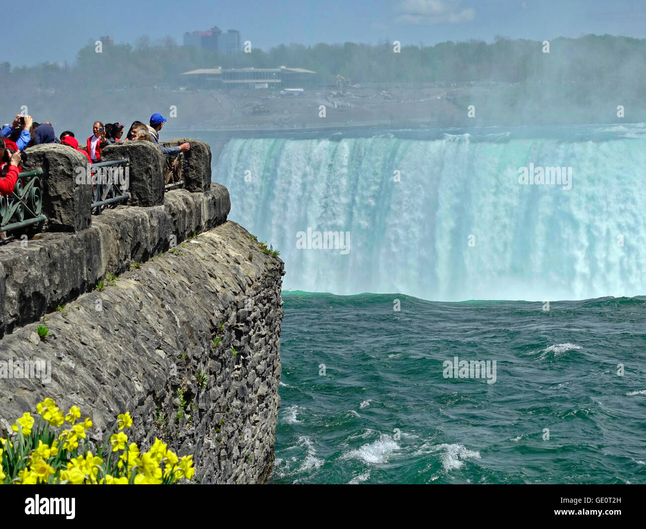 L'eau en cascade sur les touristes dans les chutes Niagara Canada et USA Banque D'Images